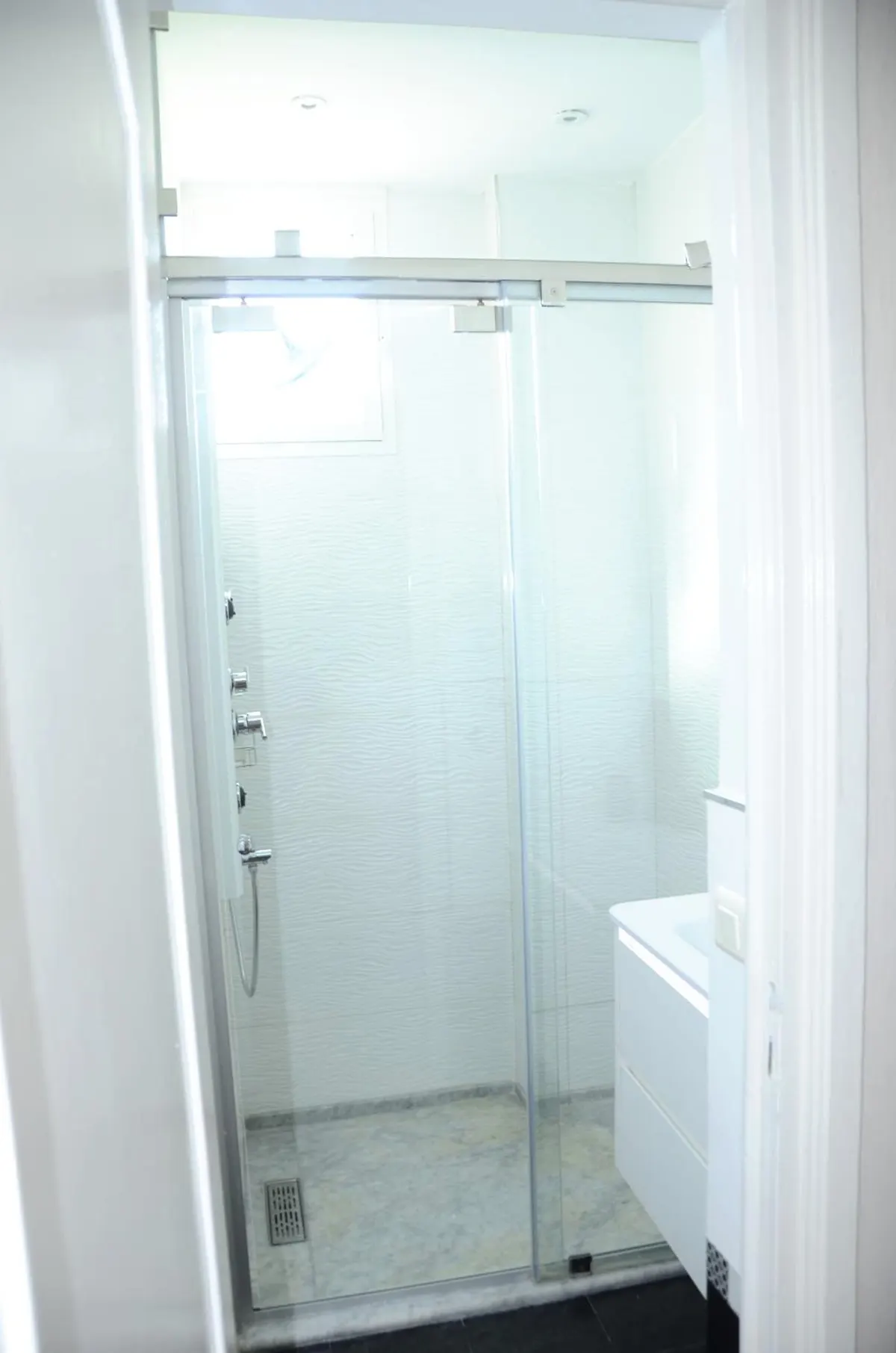Deluxe Double Room: glass shower.