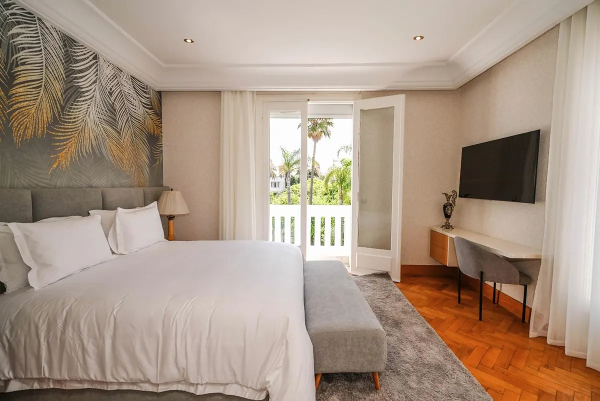 Family Studio: bedroom with desk and television.