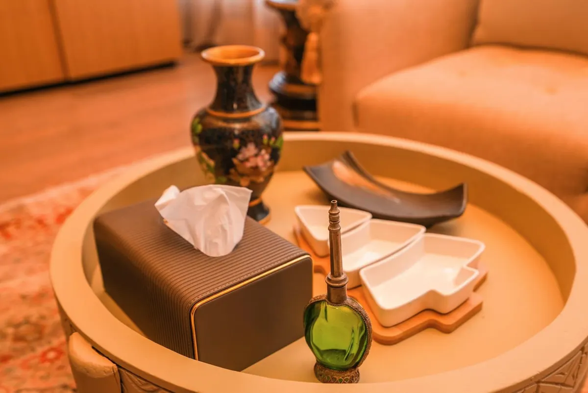 Deluxe Suite: a round tray and a vase.